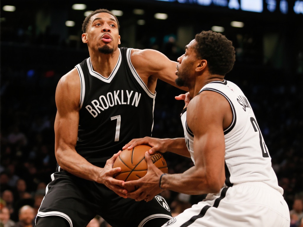 克里斯强势突破撞倒萨林杰,错失无人防守上篮 克里斯在比赛的关键时刻展示了强大的对抗能